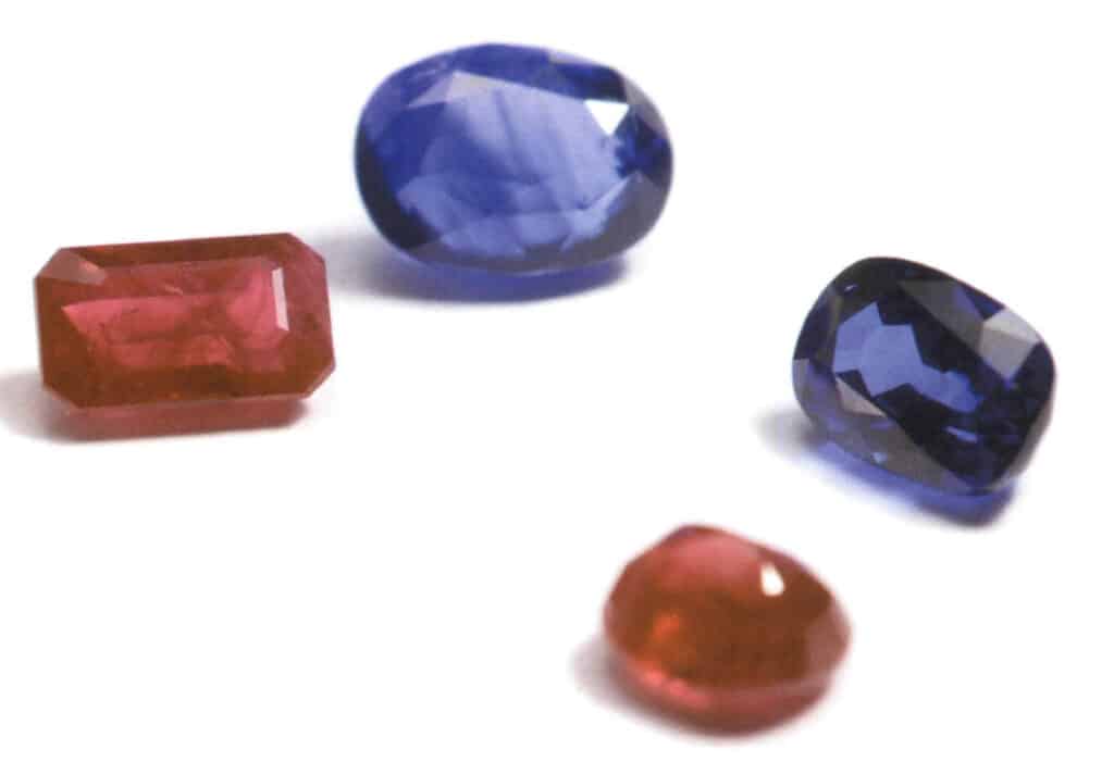 الشكل 2-3-53 تألّق الياقوت الأزرق (بالمقارنة مع الياقوت الأزرق غير المتألق، فإن الياقوت المتألق أكثر جاذبية)