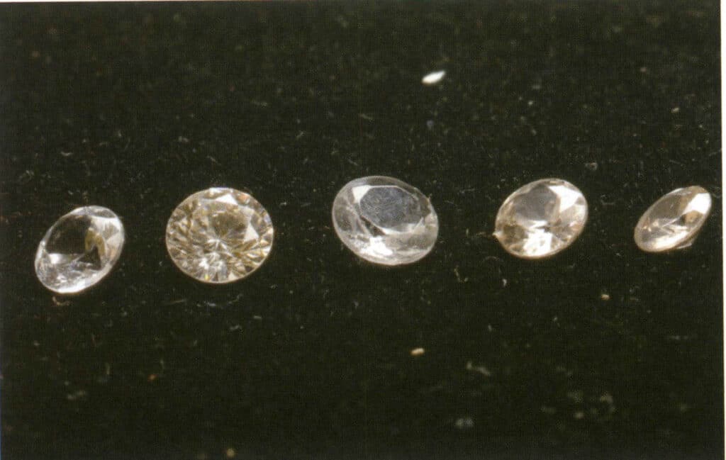 الشكل 2-3-55 الماس المقلد تحت مصدر ضوء عادي.