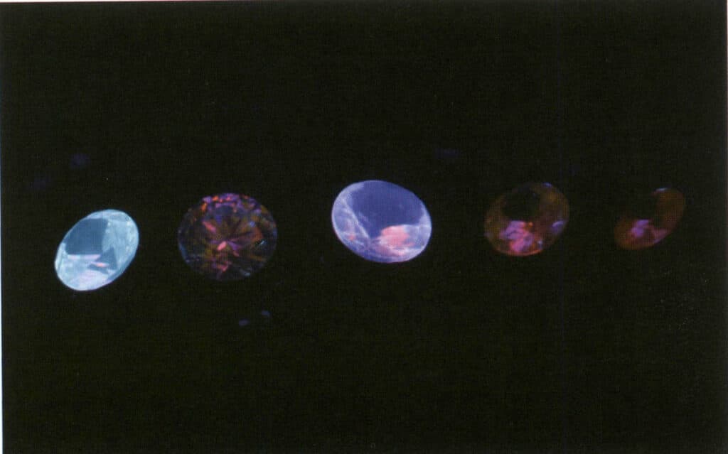 الشكل 2-3-56 توهج الماس الاصطناعي تحت ضوء الأشعة فوق البنفسجية طويلة الموجة التي لا يمكن ملاحظتها بالعين المجردة.