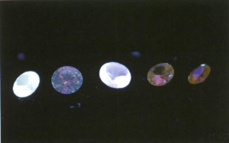 الشكل 2-3-57 تألق الماس المقلد تحت ضوء الأشعة فوق البنفسجية القصيرة الموجة التي لا يمكن ملاحظتها بالعين المجردة.