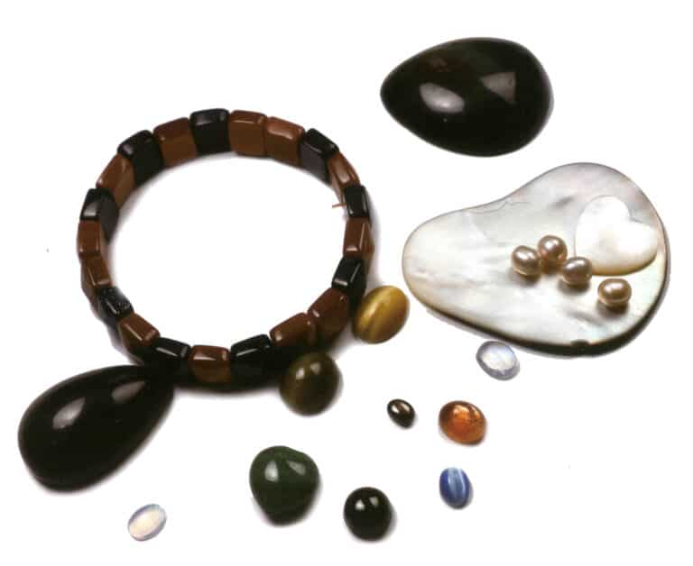 الشكل 2-3-58 الأحجار الكريمة ذات الظواهر البصرية الخاصة (بما في ذلك البلورات، والركامات، والمواد الصلبة غير المتبلورة، والأحجار الكريمة العضوية)