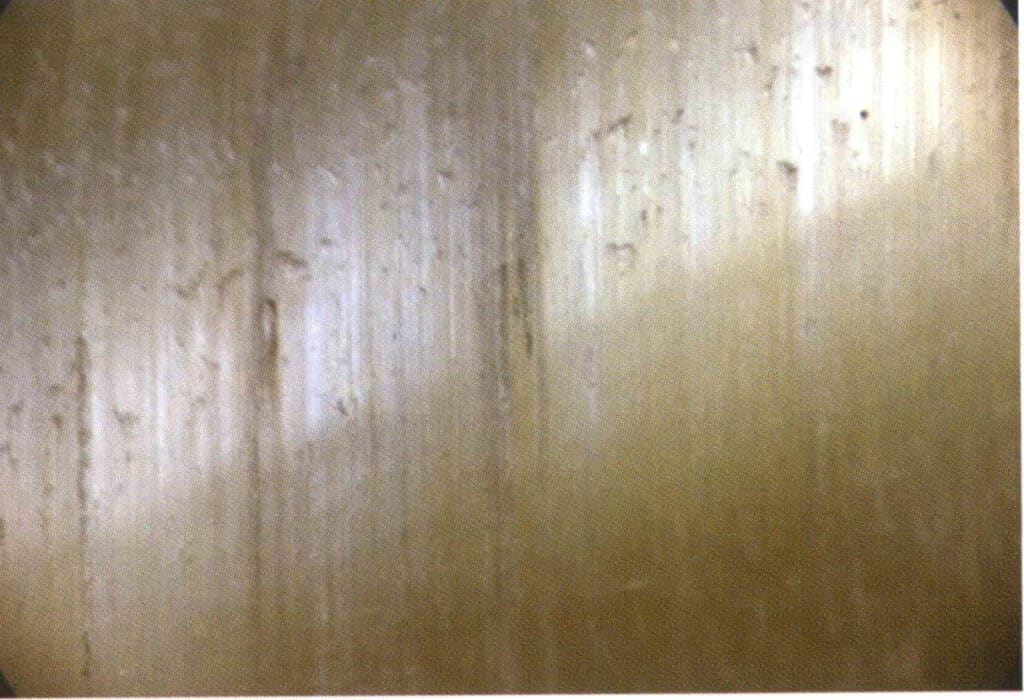 يُظهر الشكل 2-3-62 الترتيب المتوازي الكثيف للشوائب التي لوحظت في جوهرة ذات تأثير عين القطة'، بعد تكبير مقطع الشريط الساطع.