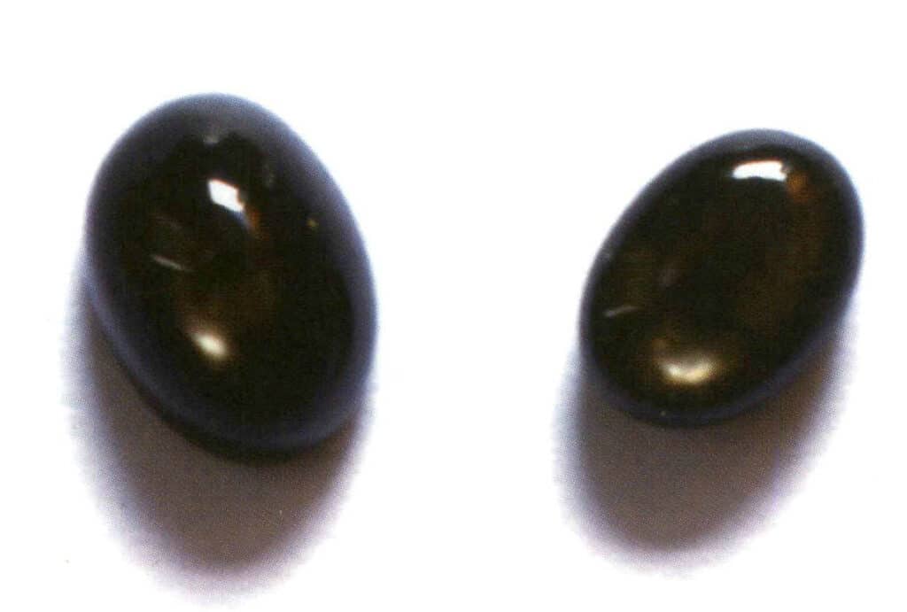 الشكل 2-3-68 الياقوت النجمي تحت ضوء ثابت