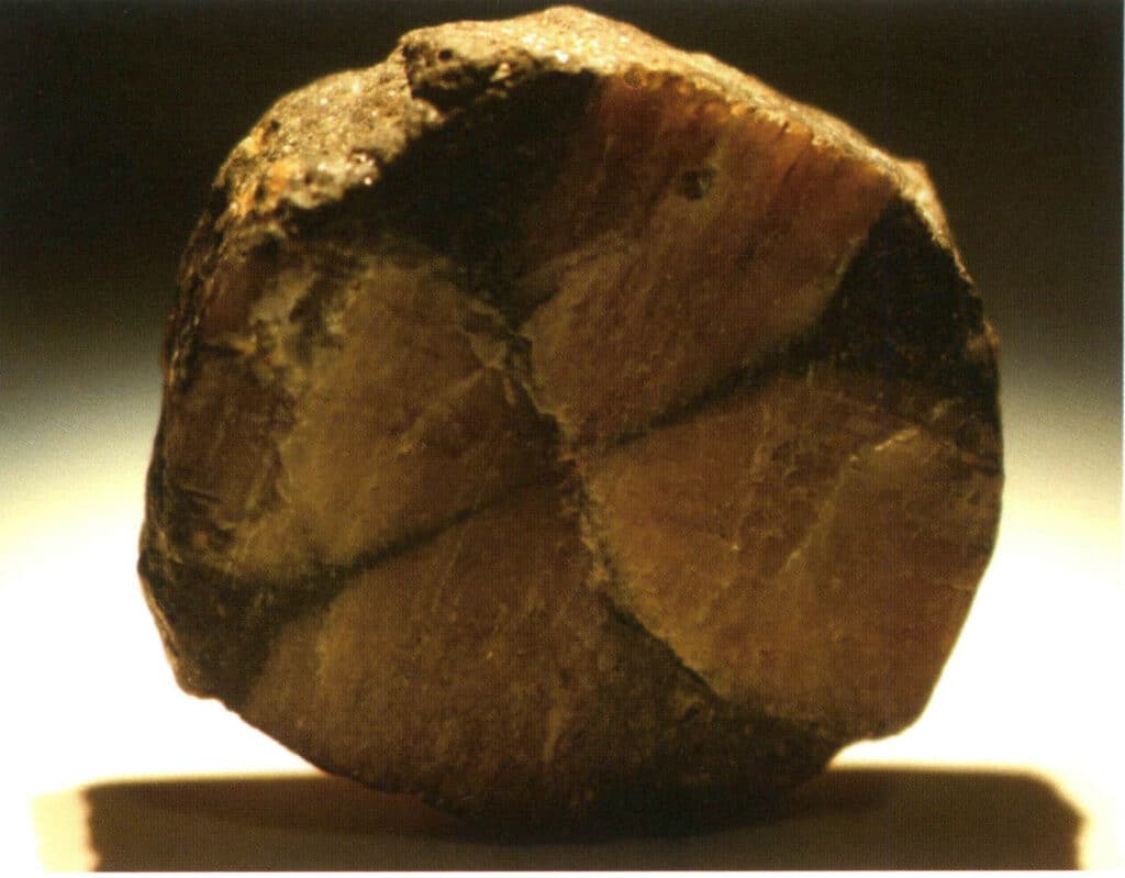 الشكل 2-3-74 بلورة الأندلسيت (حجر كريم تقويمي، المقطع العرضي غالباً ما يكون مربعاً)