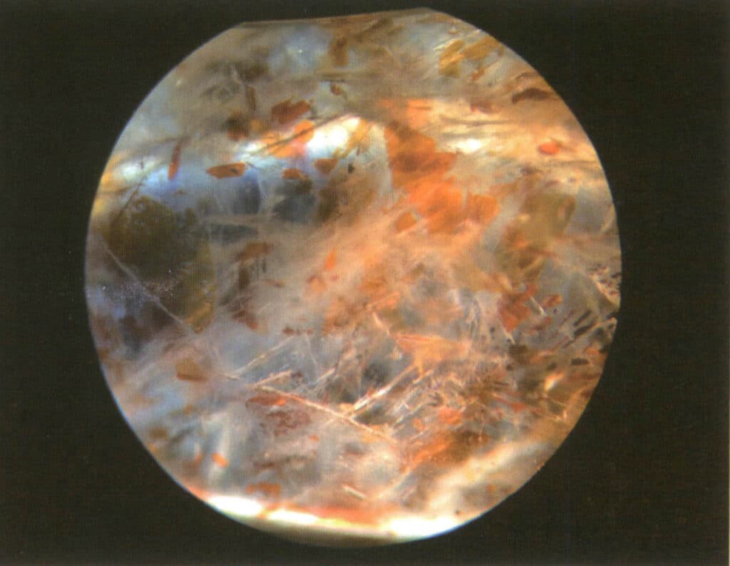 الشكل 2-3-78 الملامح المكبرة للشوائب في الحجر القمري (10×، طريقة الإضاءة العمودية) الشكل 2-3-79 الملامح المكبرة للشوائب في الحجر الشمسي (40×، طريقة الإضاءة الميدانية المظلمة)