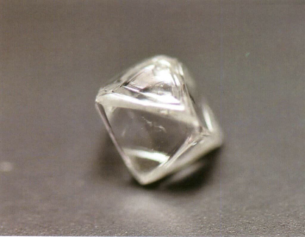 الشكل 2-3-94 الأحجار الكريمة من النظام البلوري المتقدم (الماس)