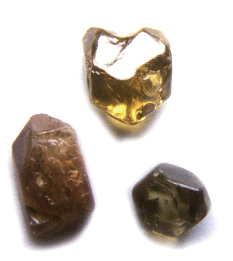 الشكل 2-3-98 الزركون من عائلة البلورات الوسيطة في النظام الرباعي الزوايا