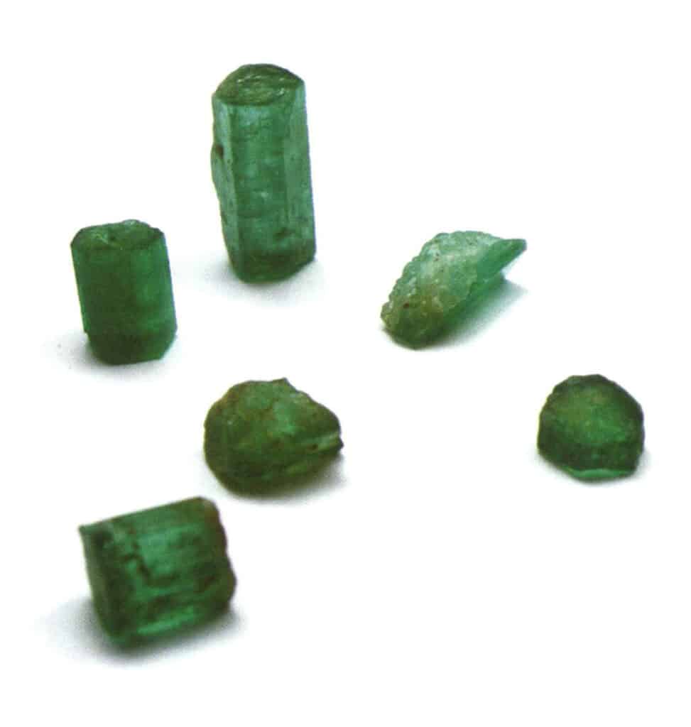 الشكل 2-3-99 زمردة من عائلة البلورات الوسيطة في النظام السداسي