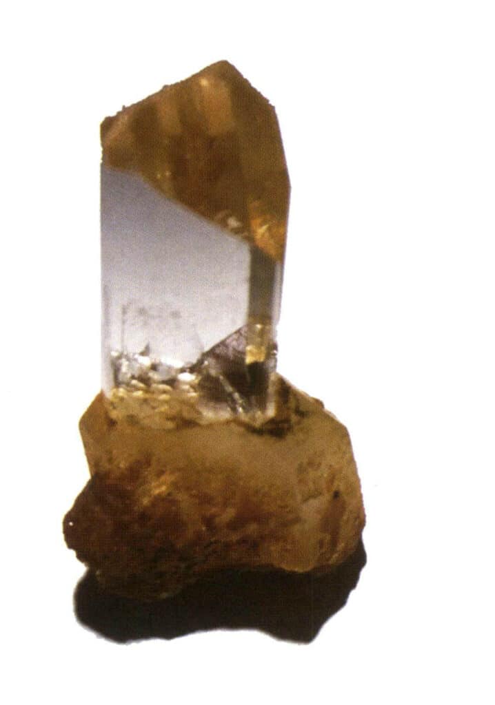 الشكل 2-3-100 توباز من عائلة البلورات منخفضة المستوى في النظام التقويمي