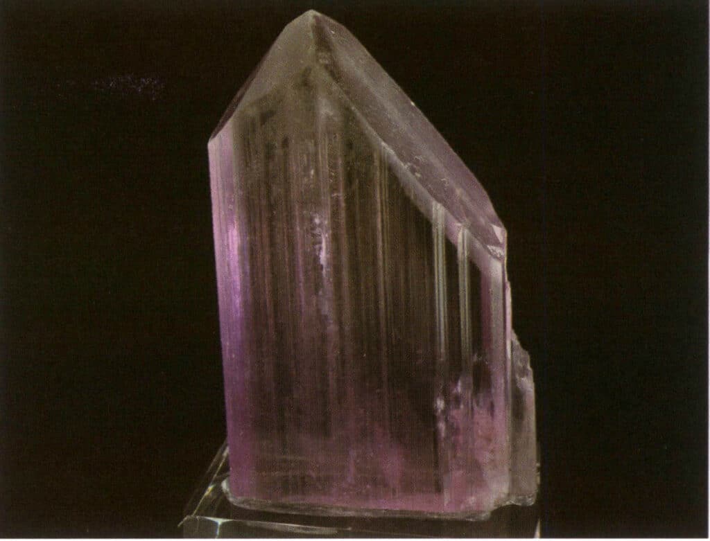 الشكل 2-3-101 سبودومين من فصيلة البلورات المنخفضة المستوى في النظام الأحادي الكلور