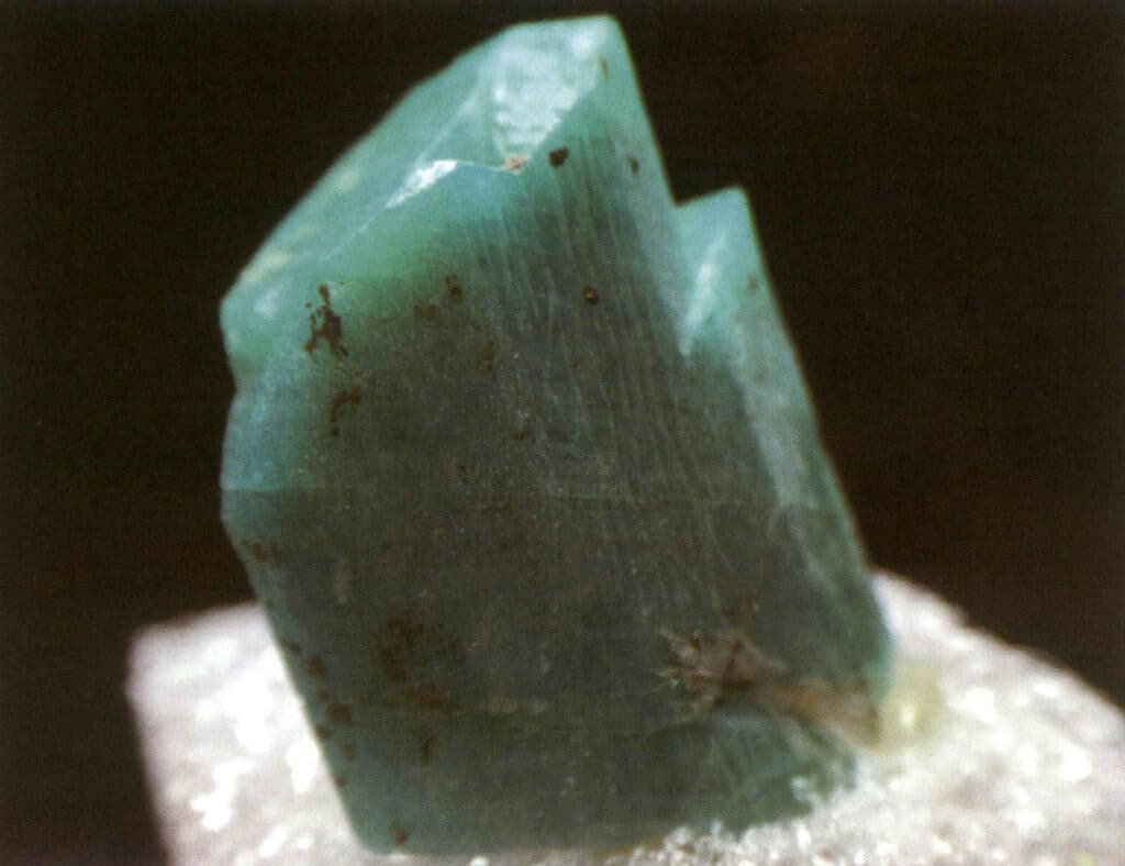 الشكل 2-3-102 حجر الأمازون من النظام البلوري منخفض المستوى (تريكلينيك)