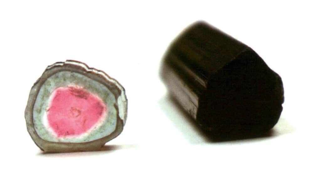 الشكل 2-3-109 المجموعة البلورية الوسيطة التورمالين، الشكل البلوري مثالي نسبياً ويمكن الحكم عليه مباشرة من خلال شكل البلورة ذات المحور الواحد.