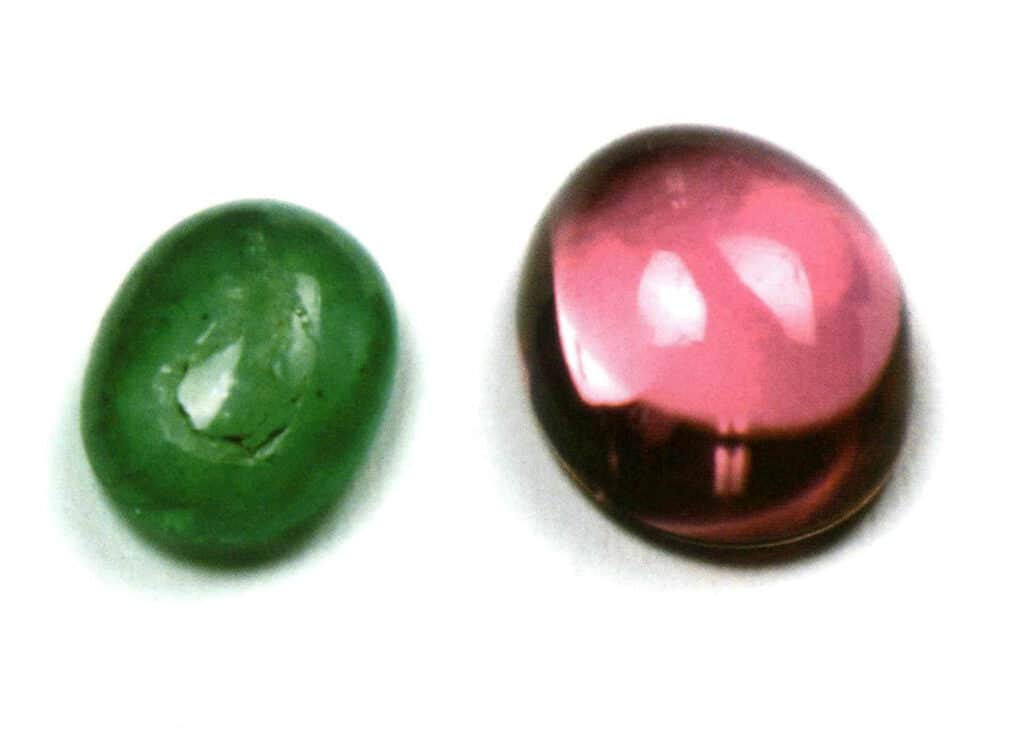 الشكل 2-3-110 لا يمكن الحكم على الأحجار الكريمة المعالجة من خلال مظهرها (الزمرد الأيسر، التورمالين الأيمن)