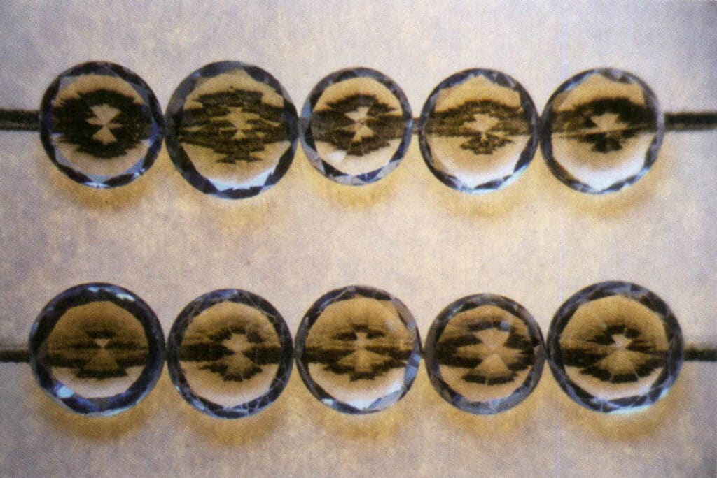 الشكل 2-3-118 يمكن رؤية خط مستقيم أسفل الحجر الكريم من خلال الماس المقلد، وينقسم الخط المستقيم إلى قسمين.