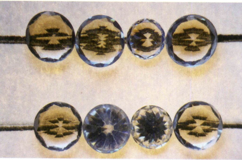 الشكل 2-3-120 تُظهر بعض أحجار الماس المقلدة ظواهر مشابهة للماس ولا يمكن أن تظهر الخطوط الكامنة في الجوهرة (الماستان المقلدتان في منتصف الصف الثاني).