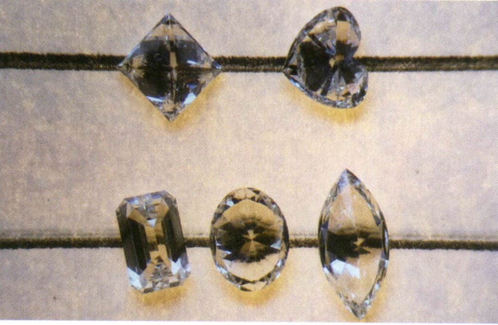 الشكل 2-3-121 بالنسبة للماسات التي لا تساوي نسبة الطول إلى العرض 1:1، يمكن أيضاً رؤية خطوط مستقيمة من خلال الجوهرة (الماسة في الصف الثاني).