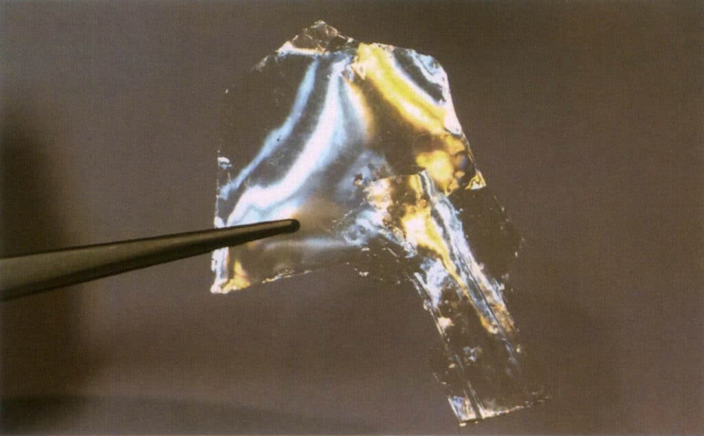 الشكل 2-4-3 ميكا مع انشقاق مثالي يظهر بريقًا لؤلؤيًا