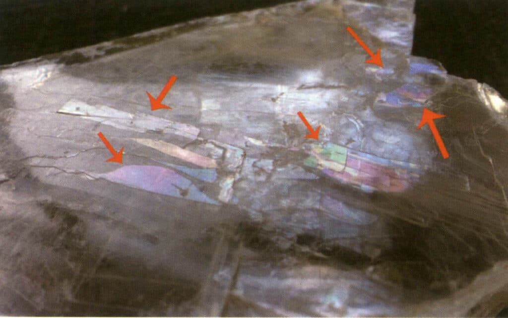 الشكل 2-4-2-4 ألوان التداخل بين طبقات الجبس المشقوقة بالكامل