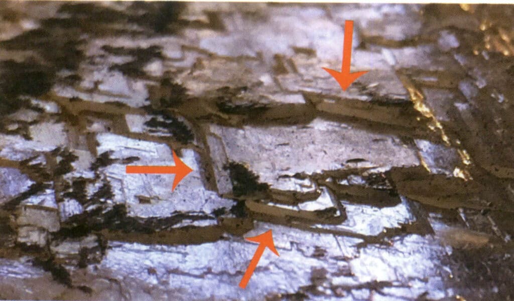 الشكل 2-4-10 الانشقاق ثلاثي الاتجاهات للجبس (تشير الأسهم الحمراء إلى الاتجاهات الثلاثة المختلفة للانشقاق المثالي الشبيه بالخطوات)