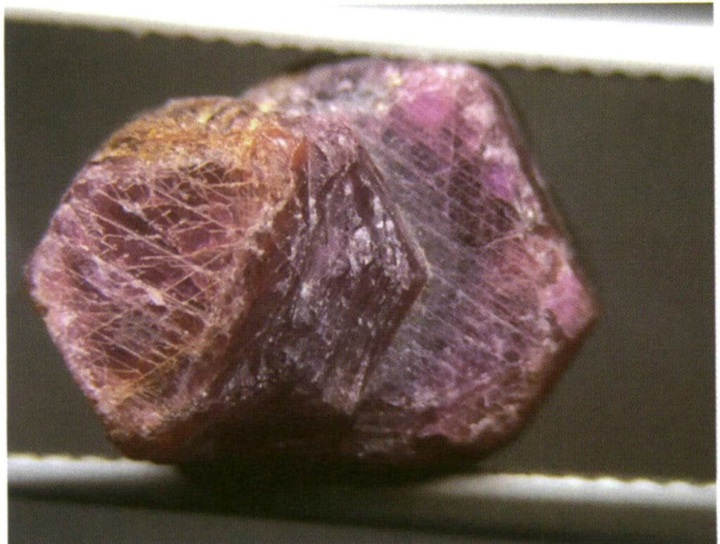 الشكل 2-4-13 انقسام الياقوت الأزرق (خطوط متوازية على مستوى عاكس)