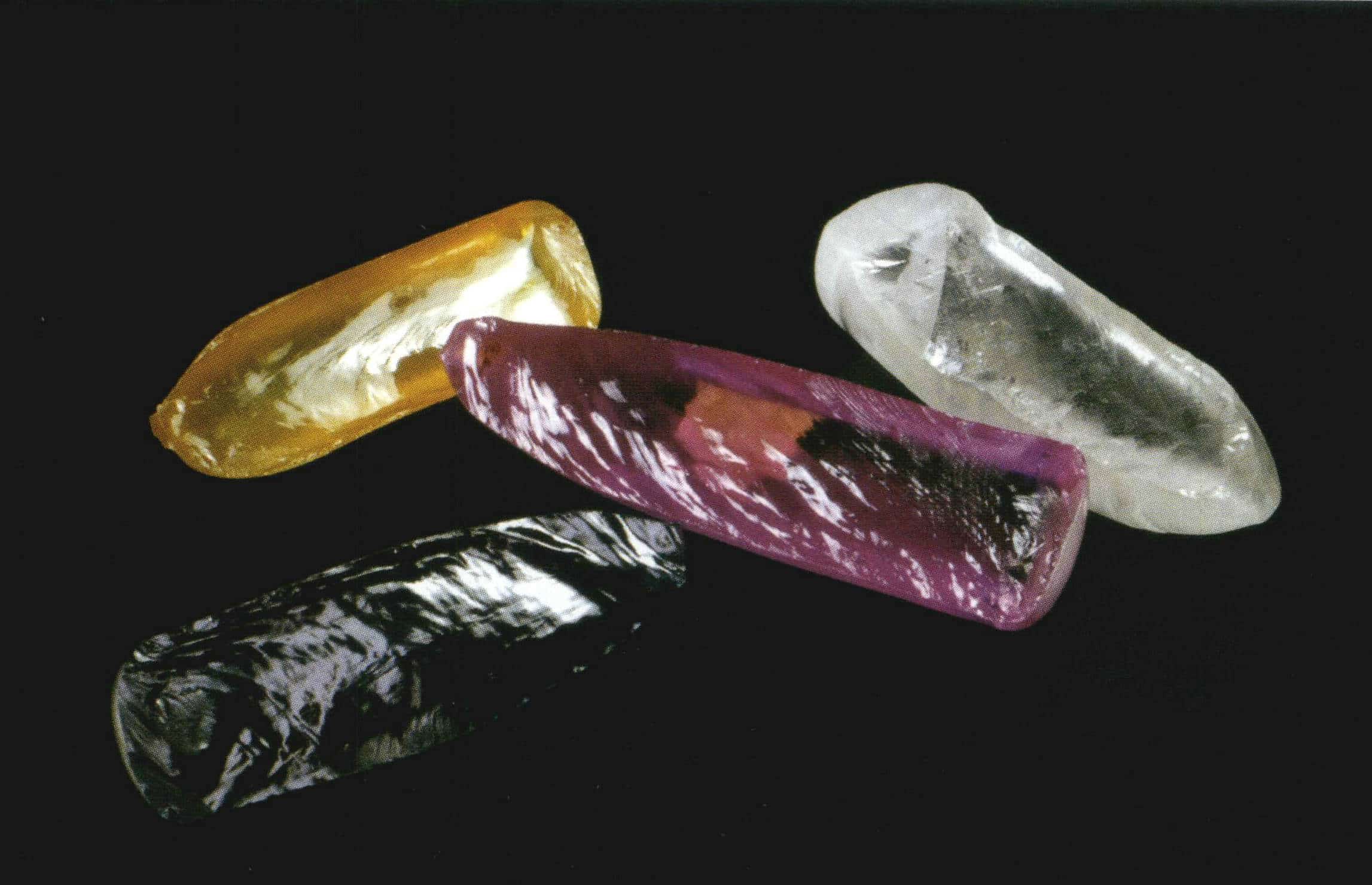 Il corindone sintetico è solitamente disponibile in vari colori. Di solito viene acquistato e venduto in chilogrammi.