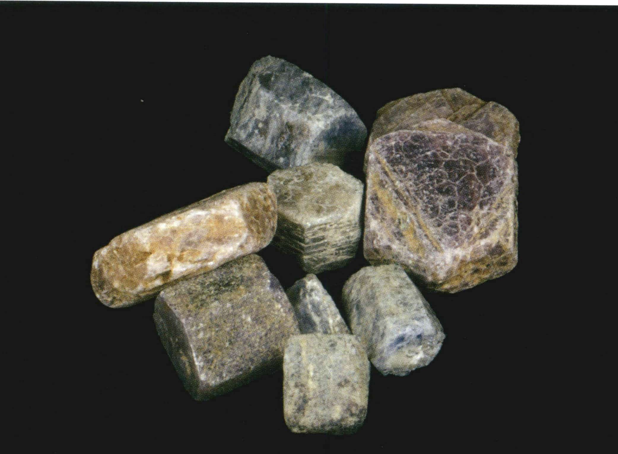 I cristalli di corindone africano grezzi, che possono essere raccolti come esaedri colonnari, sono solitamente utilizzati solo come campioni didattici.