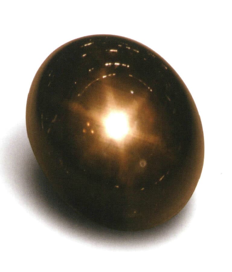 La Thai Black Treasure Starstone, la più caratteristica delle gemme nere, è anche la più economica tra le pietre di corindone e la più facile da possedere.