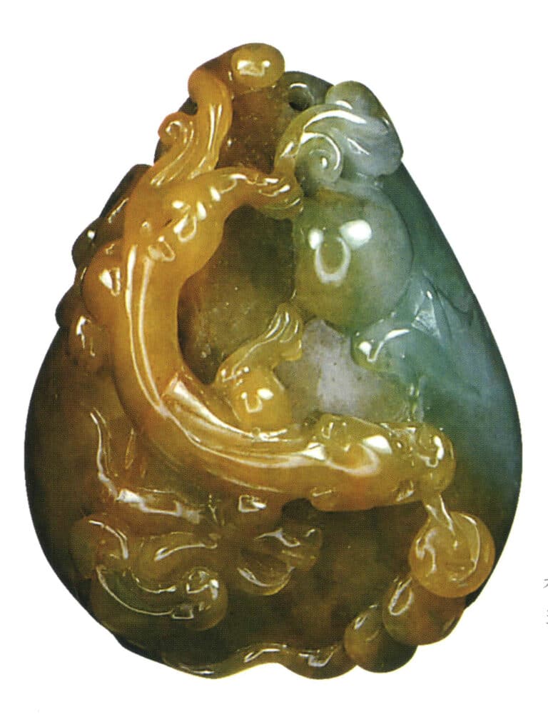 Ciondolo di giada tricolore, quando si sceglie un ciondolo di giada tricolore e si osserva la distribuzione del colore, anche la connotazione dell'intaglio'è piuttosto importante.