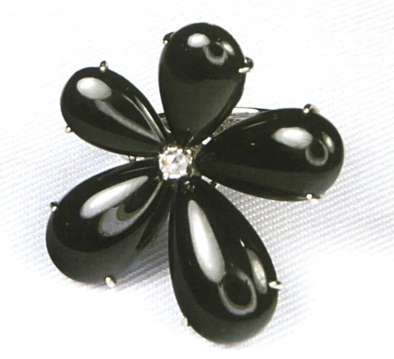 Anello Ink e verde. A molte persone piace il colore della giada Ink, una varietà unica di giada. Soprattutto dopo essere stata illuminata, il verde smeraldo che presenta è davvero affascinante.