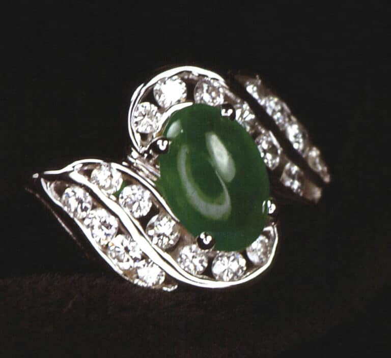 Vecchio anello di giada mineraria