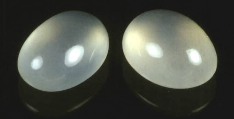 La giadeite bianca vetrosa sta diventando sempre più popolare. Quando si sceglie una giada, bisogna prestare attenzione alla sua trasparenza e alle sue impurità.