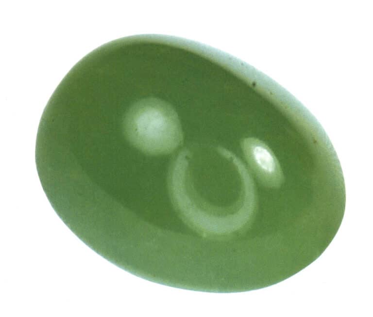 Giada australiana: In Cina, il mercato della giada australiana (calcedonio verde) non è mai riuscito a espandersi, poiché molti consumatori credono erroneamente che si tratti di giada tinta.