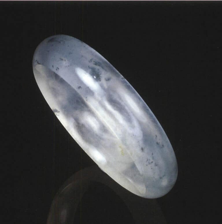 Un braccialetto di feldspato di sodio di buona consistenza è attualmente sul mercato per 20.000-30.000 dollari della Nuova Cina (circa 4.400-6.600 RMB) per un singolo esemplare.