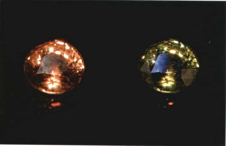 L'alessandrite dello Sri Lanka appare di colore rosso porpora sotto la luce gialla e di colore blu-verde sotto la luce bianca, con un'evidente variazione di colore.