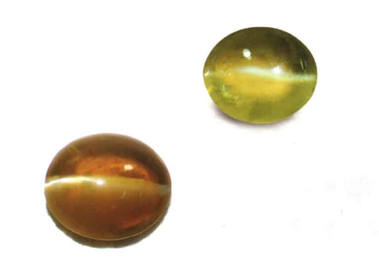 L'occhio di alessandrite del gatto'appare giallo-verde alla luce bianca e bruno-rossastro alla luce gialla.