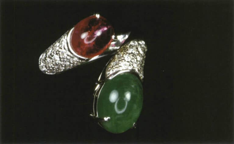 Anello con berillo rosso e smeraldo