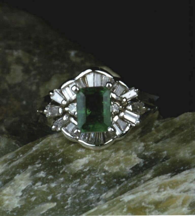 Anello con smeraldo colombiano