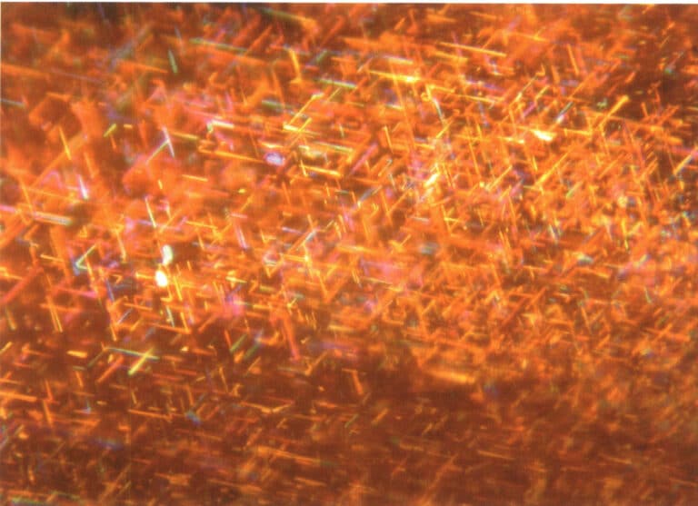 Osservando al microscopio i rubini stellati birmani naturali, non trattati, si notano inclusioni di ematite, che sembrano luci al neon, molto abbaglianti e colorate.