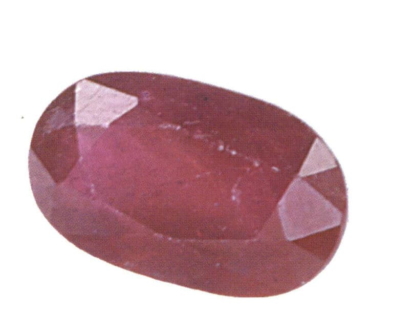 Gemma rossa africana con vetro, tagliata e lucidata, di colore molto simile ai rubini birmani, generalmente indistinguibile per il consumatore medio.