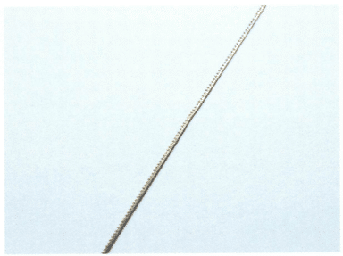 ① Ослабьте гайки на обоих концах пильной рамы, полностью вставьте один конец пильного диска в верхний паз, следя за тем, чтобы зубья пильного диска были обращены наружу, а кончики зубьев были направлены к рукоятке, затем затяните гайку на верхнем конце.