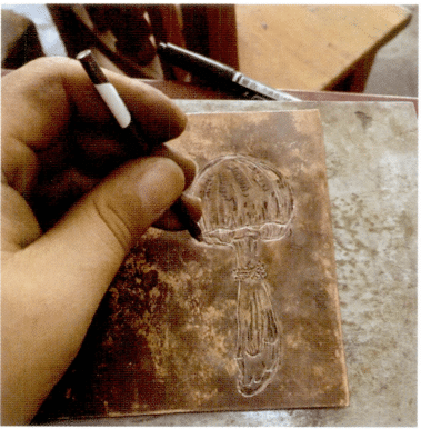 4. Tap the line grooves along the pattern with the alignment chisel and chisel hammer, and trace the lines with the chisel as if drawing a picture.