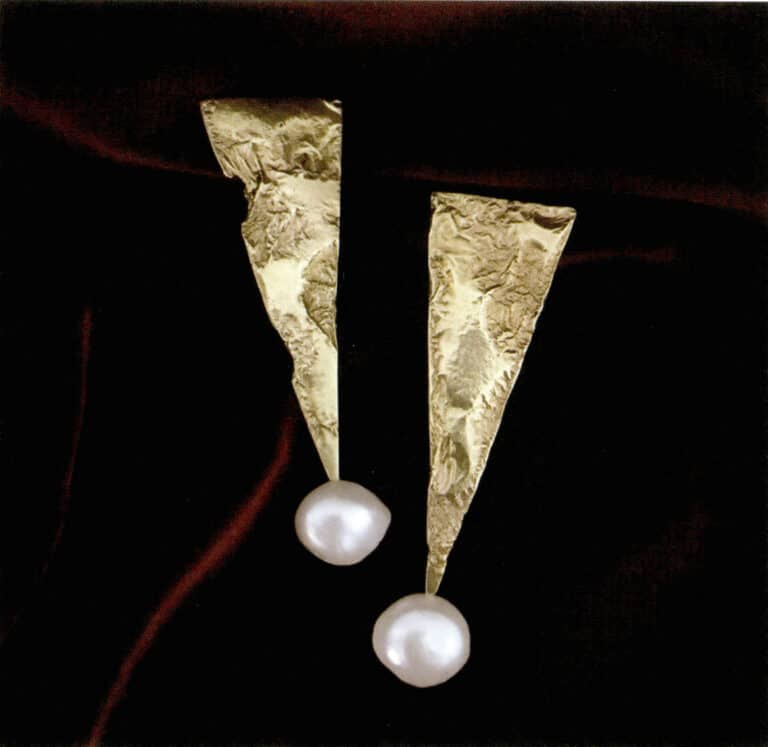 4. After polishing, perform ultrasonic cleaning, and finally attach the pearls, completing the production; this pair of earrings can be made into studs or clips as needed.