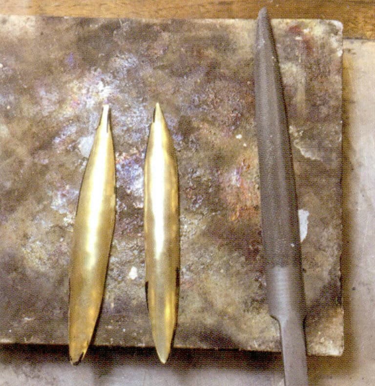 3. Use a file to slightly trim the metal edge burrs, and bend one side of the pointed part with pliers to create a necklace hole.