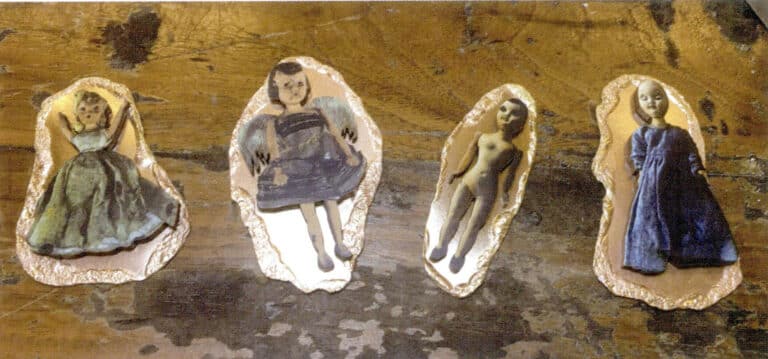 2. Use the burning and wrinkling technique to melt the edges of the copper sheet, creating a natural flowing frame effect; clean with alum and then polish the metal in a magnetic tumbler.