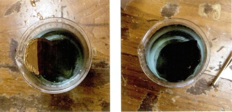 3. Soak the metal in the antiquing solution for about 5 minutes (Note: specific duration should refer to the instructions of each brand's aging solution).