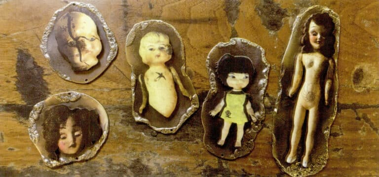 4. Remove the metal for natural air drying, and finally, use a hanging grinder, a copper wire brush, and a fine sandpaper roll to perform localized polishing, giving the metal a vintage effect with a dark sheen. Manual polishing can be done with the finest polishing sponge stick/block if a smoother touch is desired.