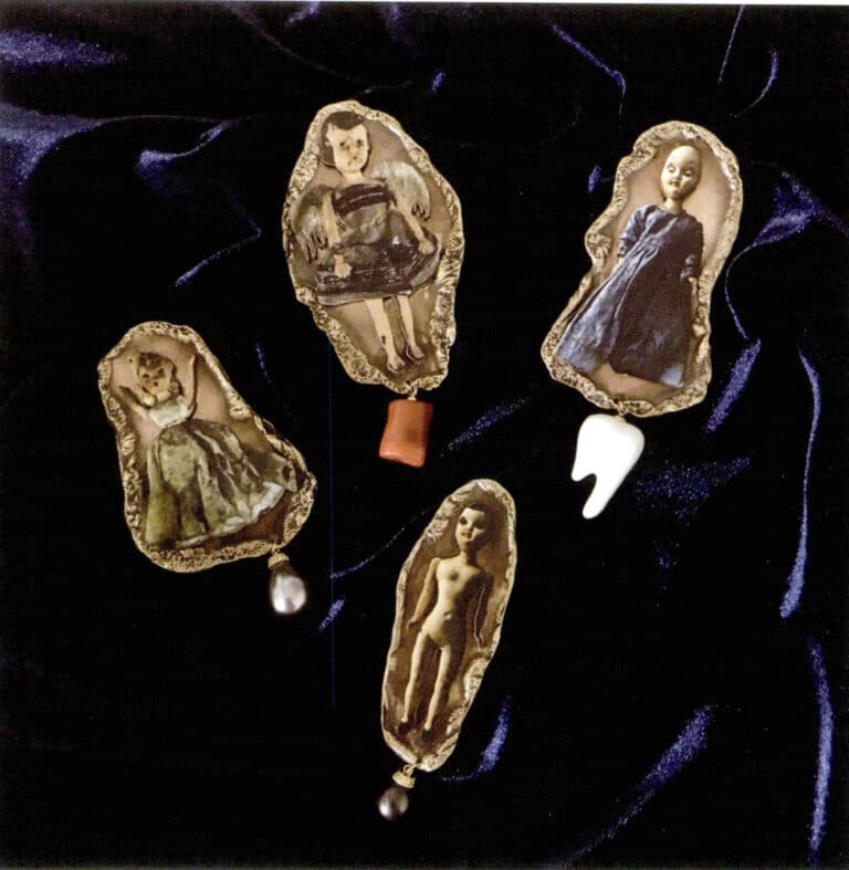 5. Drill holes near the metal edge, install accessories such as pearls and sea bamboo coral, and secure the Vintage doll wooden pieces with metal AB glue, completing the production.