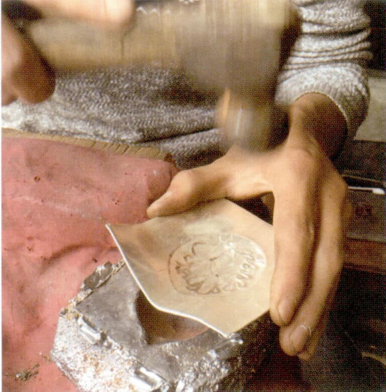 5. Use a wooden paddle or a round-headed hammer to tap out a semicircle on the back of the silver plate, placing a lead block underneath to avoid damaging the silver plate.