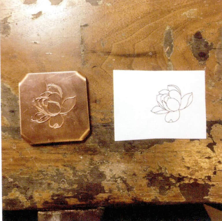 2. Use tweezers to create a lotus pattern with copper wire, dip it in white glue, and stick it to the copper plate.
