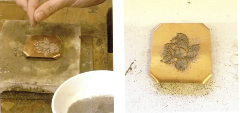 3. Evenly sprinkle welding powder.